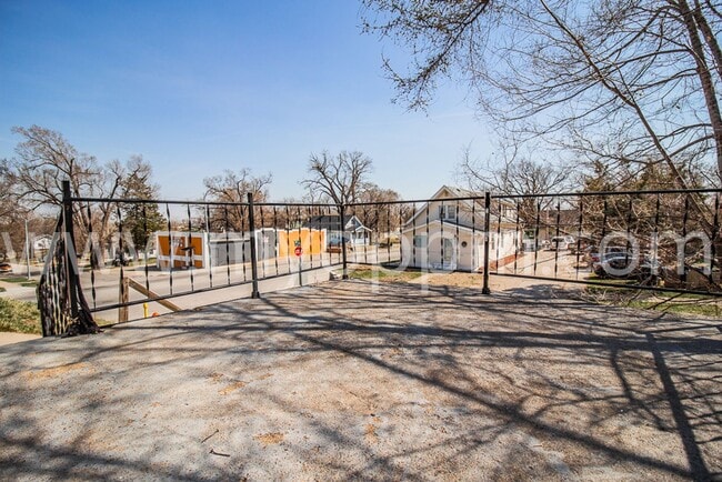 Building Photo - 2 Bed / 1 Bath House - 30th & Seward