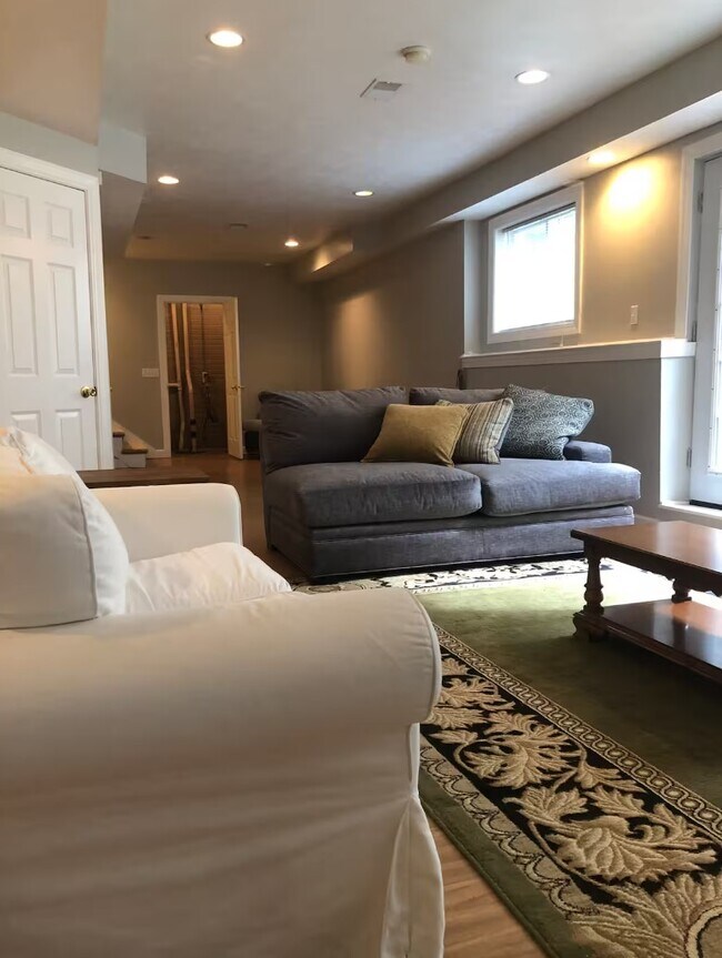 Viviendo - 10994 Fairview Ave