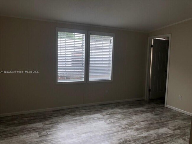Foto del edificio - 22884 Dolphin Rd
