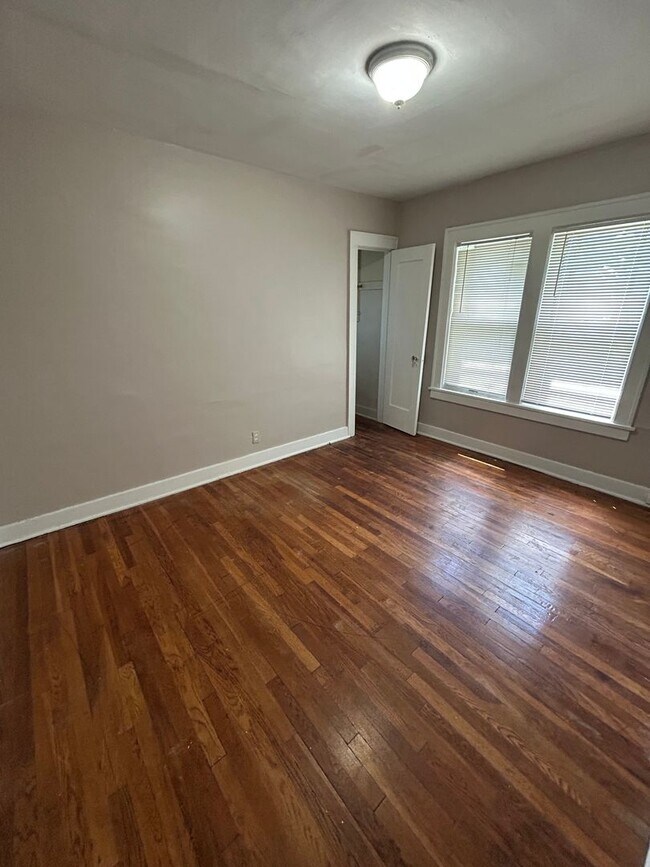 Foto del edificio - Charming 3-Bed Home with Porch & Hardwood ...