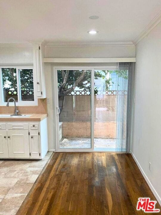 Building Photo - 1438 S Barrington Ave