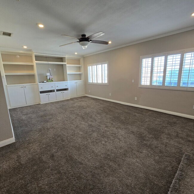 Building Photo - 4 Bedrooms with a Pool & Spa!!