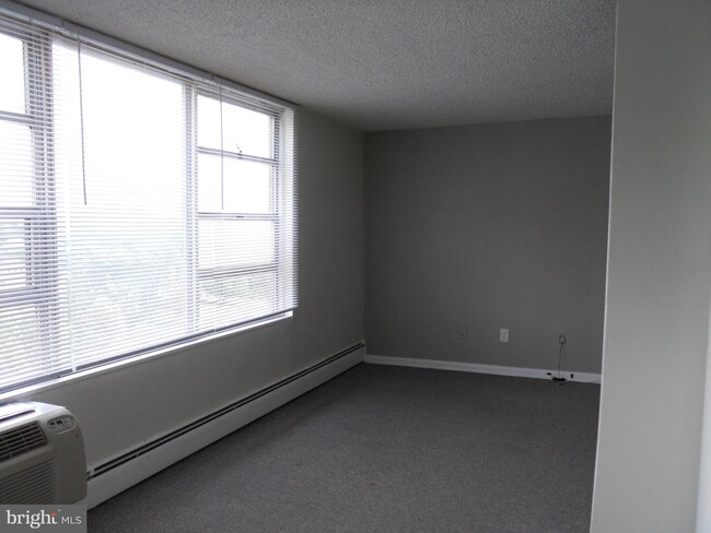 Foto del edificio - 1030 E Lancaster Ave