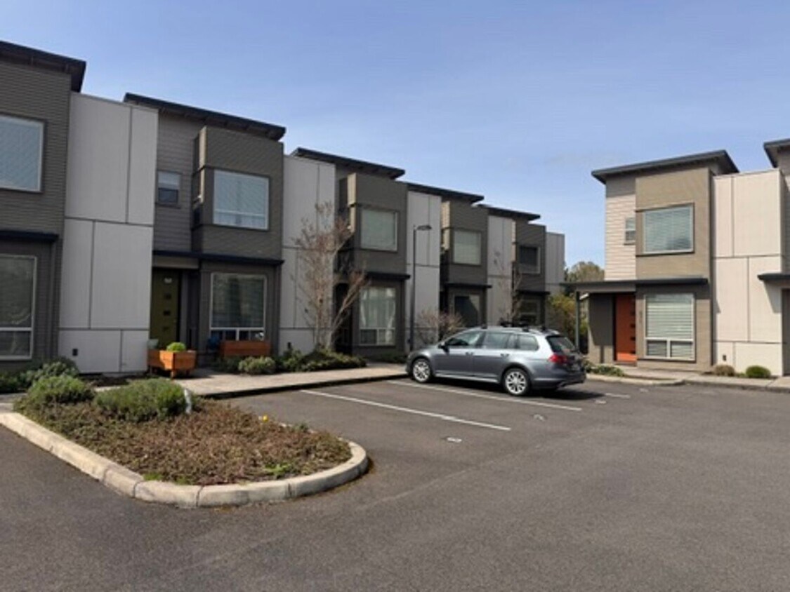 Primary Photo - 2 bedroom 2.5 bath townhouse in Cal Young ...