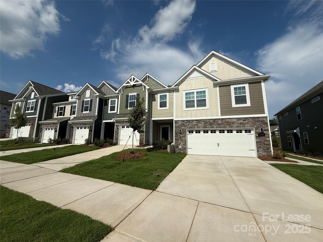 Foto principal - 3204 Lilac Grove Dr