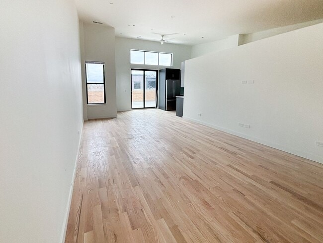 Building Photo - Spectacular 3 Bed/3 Bath Penthouse Apartment in prime Lincoln Park Location. Semi-Private Elevato...