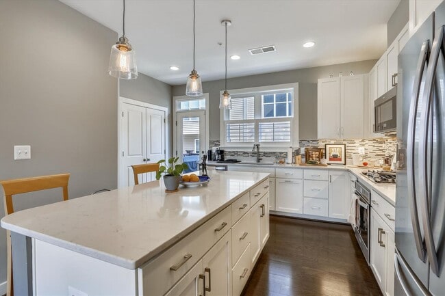Building Photo - GREAT LOCATION!! Stunning 3BD/3.5BA luxury 4-level townhouse!