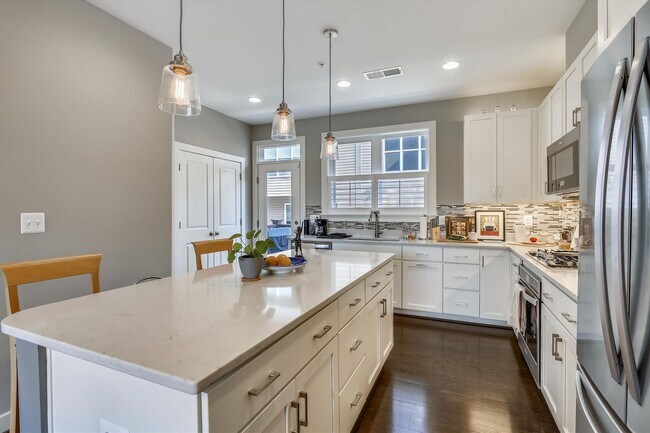 Foto del edificio - GREAT LOCATION!! Stunning 3BD/3.5BA luxury 4-level townhouse!