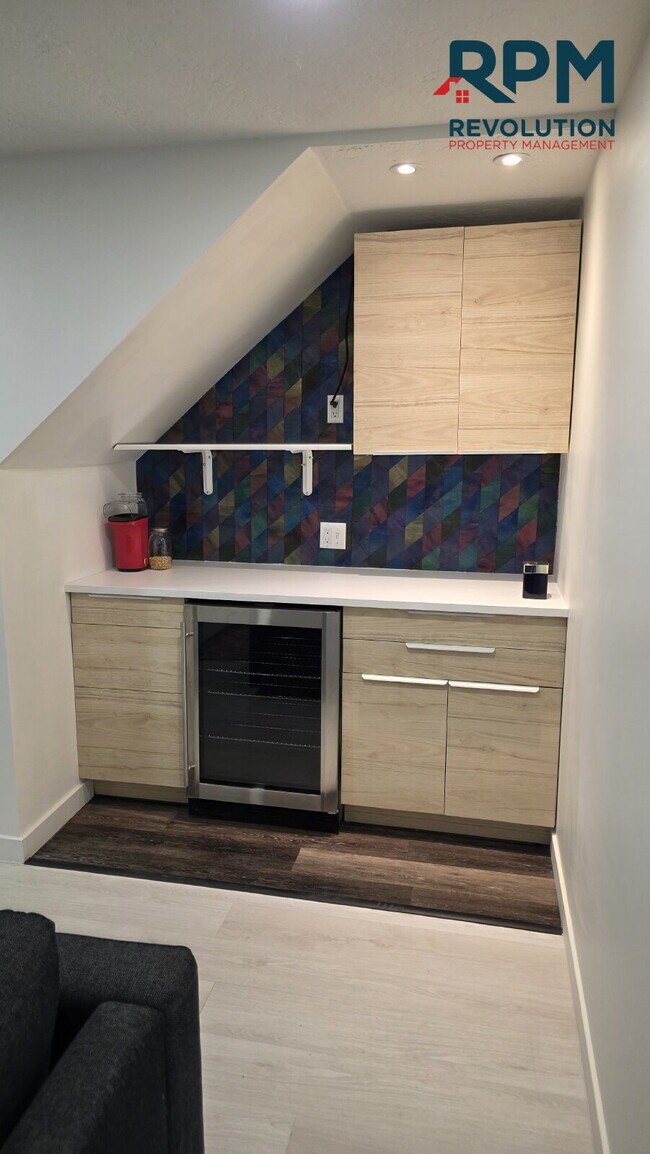 Foto del edificio - "Charming 2-Bedroom Retreat with Stunning Views on Mountain Side Drive!"