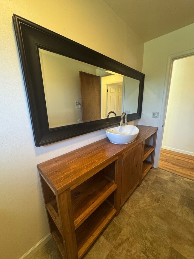 Foto del edificio - 3 bed 1 bath with large back yard - ONE SMALL PET CONSIDERED!