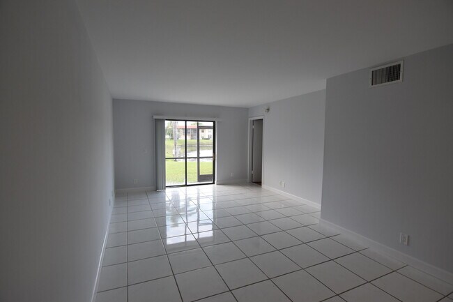Foto del edificio - 21895 Lake Forest Cir