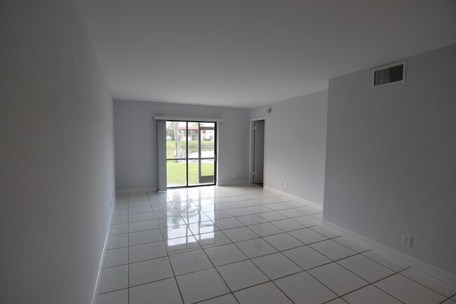 Building Photo - 21895 Lake Forest Cir