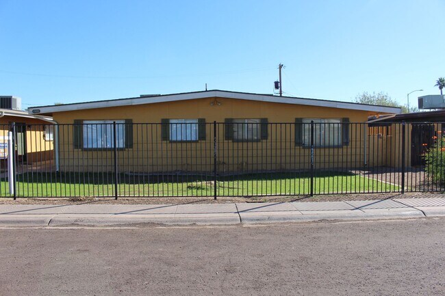 Foto del edificio - 68th Drive 7105