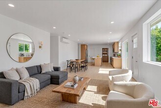Building Photo - 6913 1/2 Encino Ave