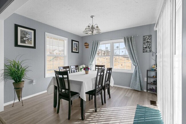 Foto del edificio - Pre-Leasing Now - Charming 3 Bed / 2 Bath ...