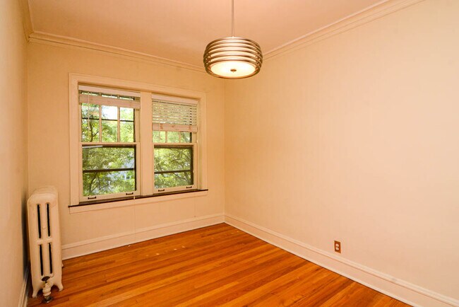 Building Photo - 4500 N Hermitage Ave