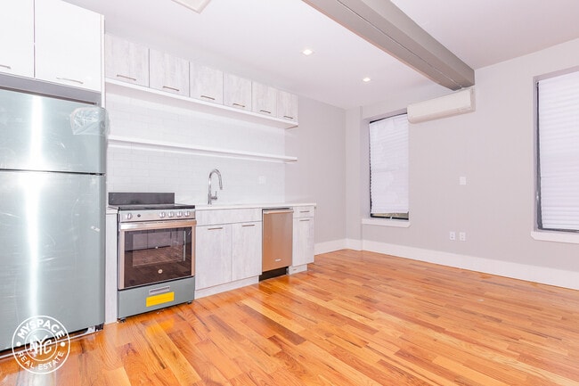 Foto del edificio - 245 Sullivan Pl