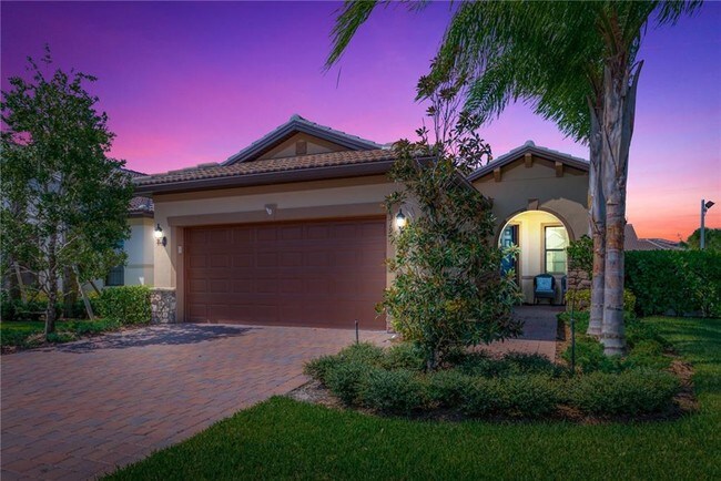 Building Photo - 319 SE Courances Dr