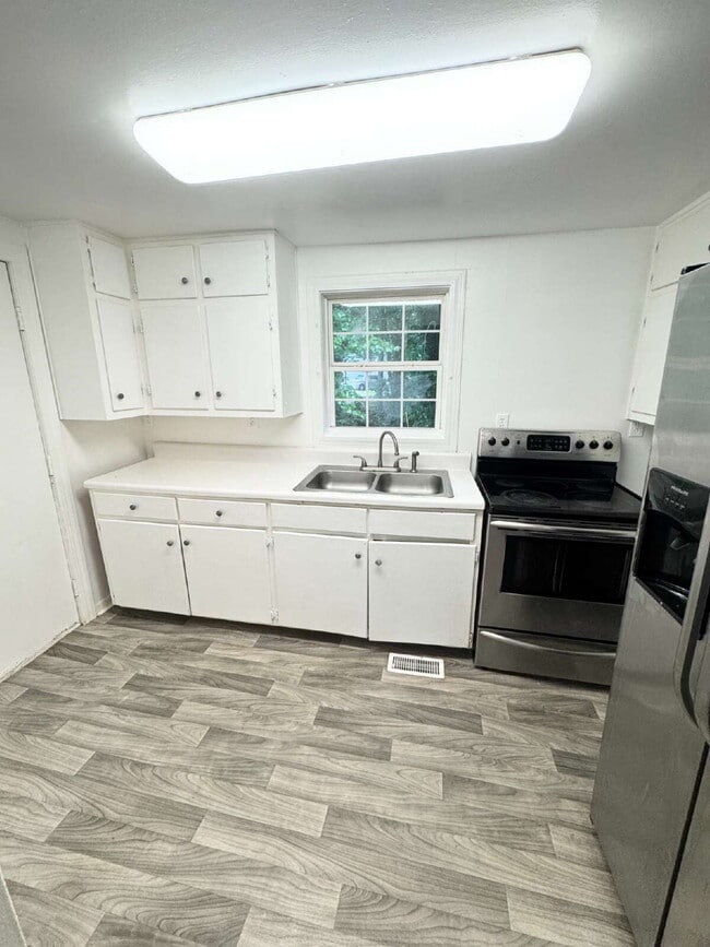 Foto del edificio - Two-Bedroom Rental in North Hall – Updated...