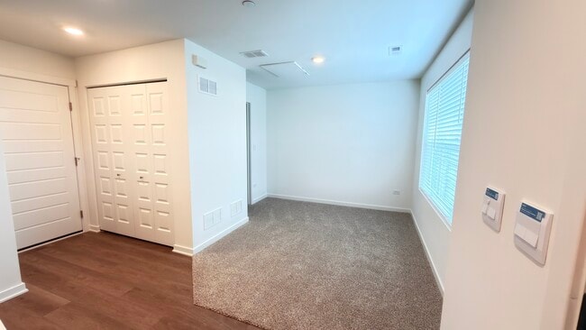 Foto del edificio - 435 Lakeshore Ct