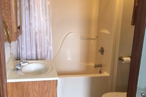 Baño - 229 Center St