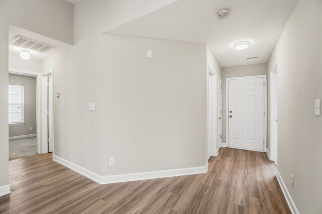 Building Photo - 3 bedroom single family home!