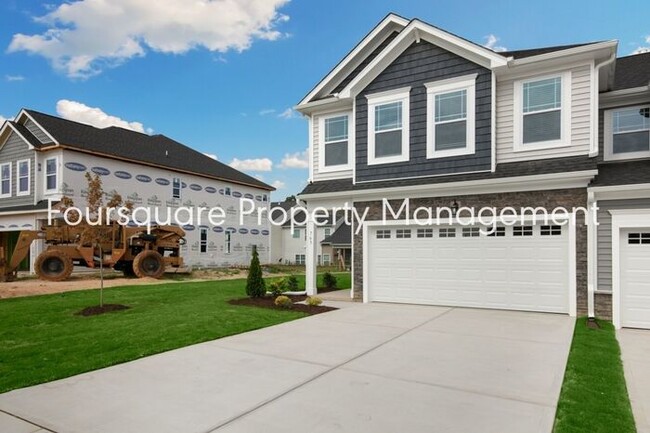 Foto del edificio - Bright 3-Bed 2.5-Bath End-Unit Townhome with Washer/ Dryer, Granite Kitchen & 2-Car Garage.Conven...