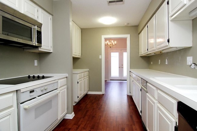Building Photo - 1052 Augusta Dr