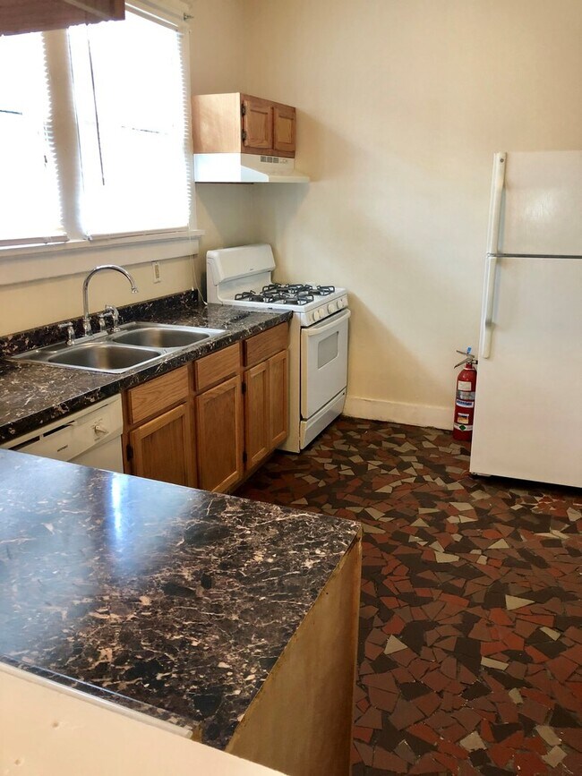 Foto del edificio - Spacious 3BD, 2 Story Home, Two Full Baths, & Driveway! Backyard Too