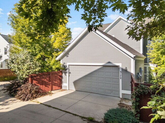 Foto del edificio - Spacious, modern 5 bed 4 bath home