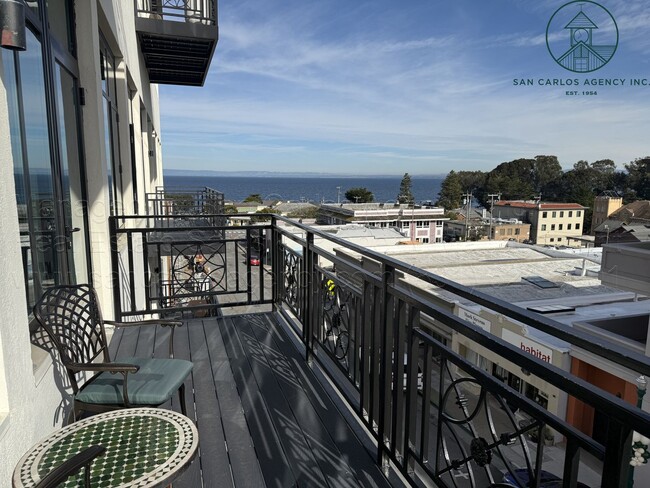 Foto del edificio - Luxurious Downtown Pacific Grove Condominium