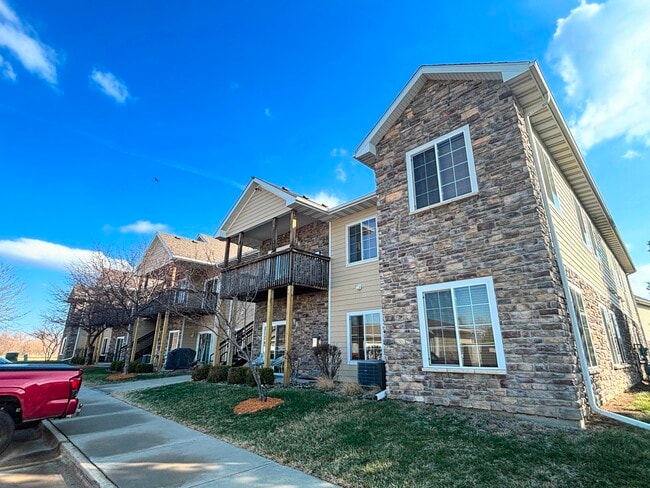 Building Photo - 2000 Meadow Ct