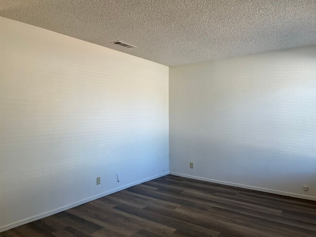 Building Photo - 727