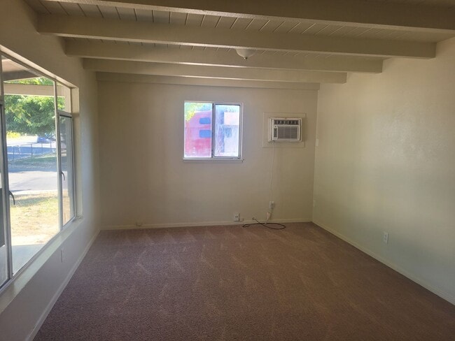 Foto del edificio - Charming cottage on large corner lot