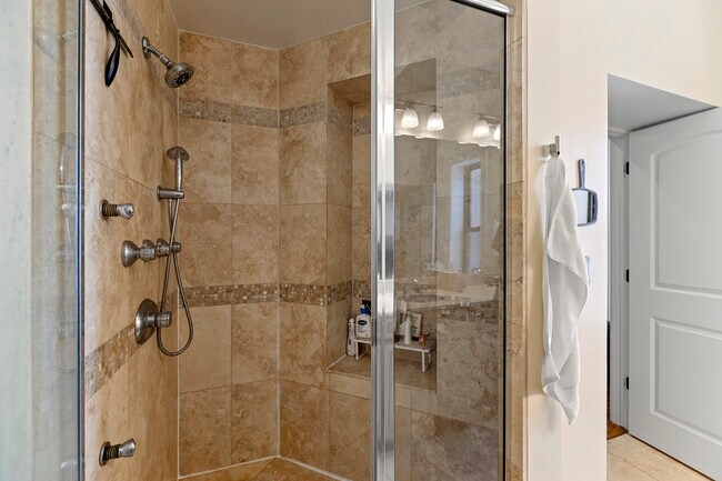 Foto del edificio - 5219 Winthrop,-2N