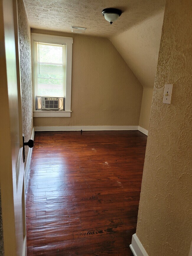 bedroom - 596 Crosby St