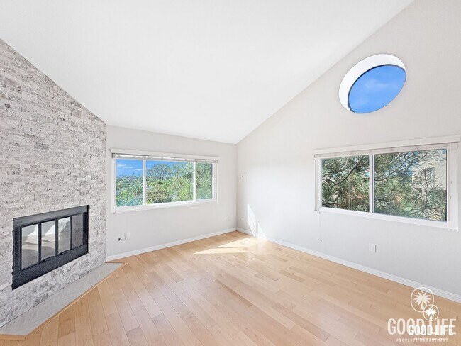 Building Photo - Modern Coastal Property In Gated Encinitas...