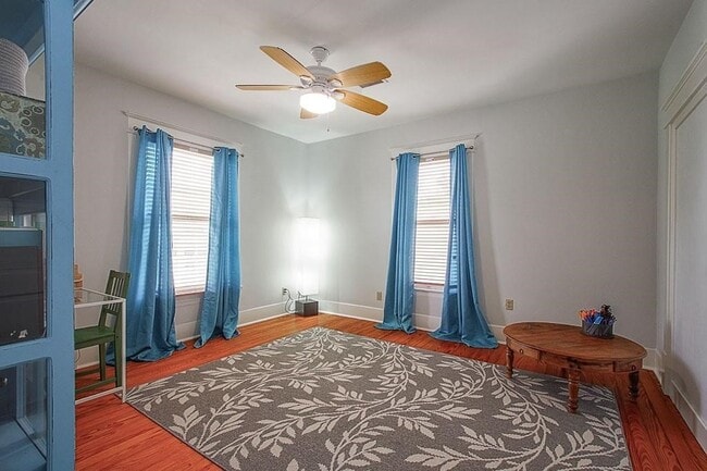 Building Photo - 108 W 10th 1/2 St