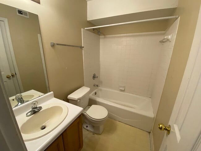 Building Photo - Creekside Apartments