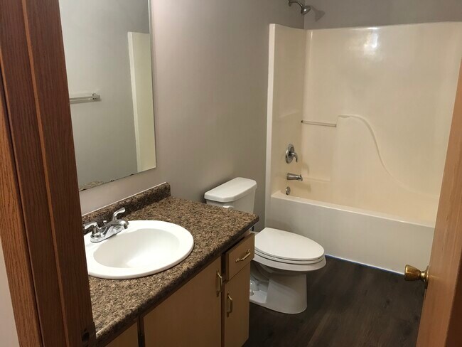Building Photo - 116 Woodcrest Dr