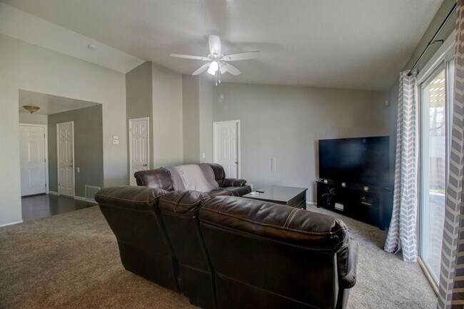 Foto del edificio - 3-bedroom Single story with vaulted ceilings!