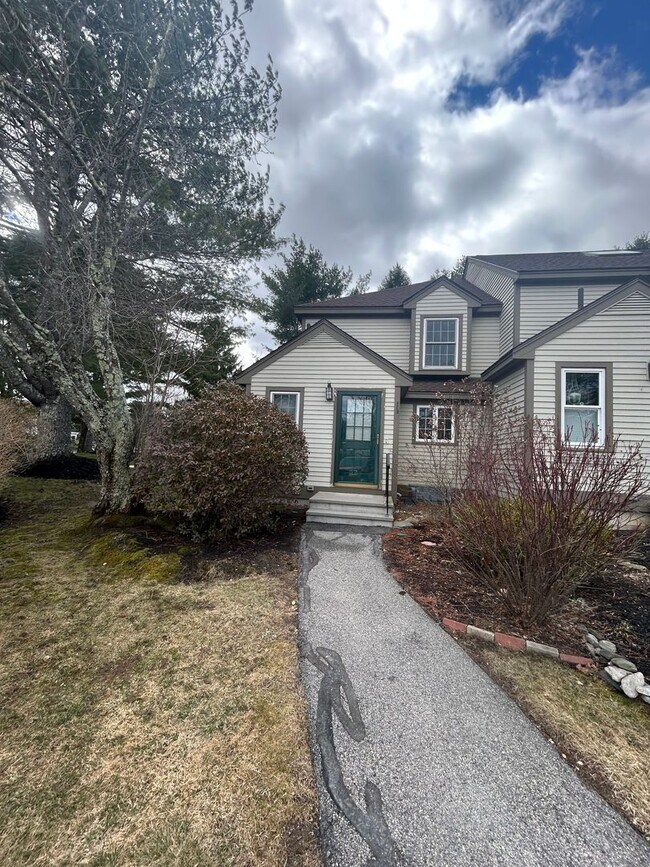 Building Photo - Spacious End Unit Condo in Dover | Available Now | Pet Friendly!