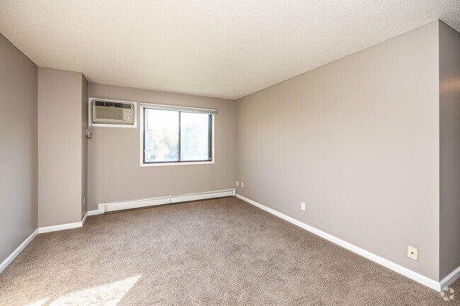 2HAB, 1BA - Sala de estar - 902 North Dodge Street Apartments