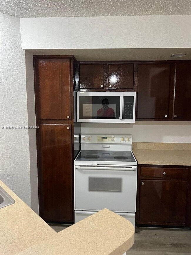 Foto del edificio - 1401 Village Blvd