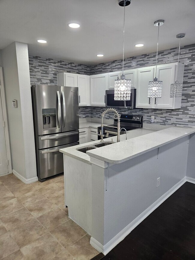 Foto del edificio - Stunning Fully Renovated Townhouse for rent in Land O' Lakes – Your Dream Home Awaits!