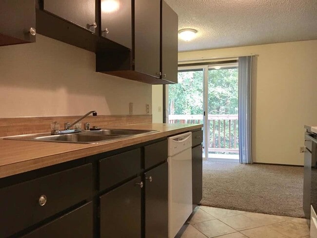 Building Photo - Don't Miss This Beautiful 2 Bed, 1 Bath To...