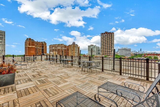 Building Photo - 3900 N Pine Grove Ave