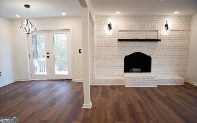 Building Photo - 683 Almon Rd