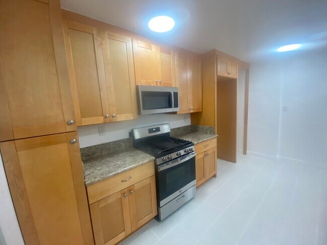 Building Photo - 1313 S Van Ness Ave
