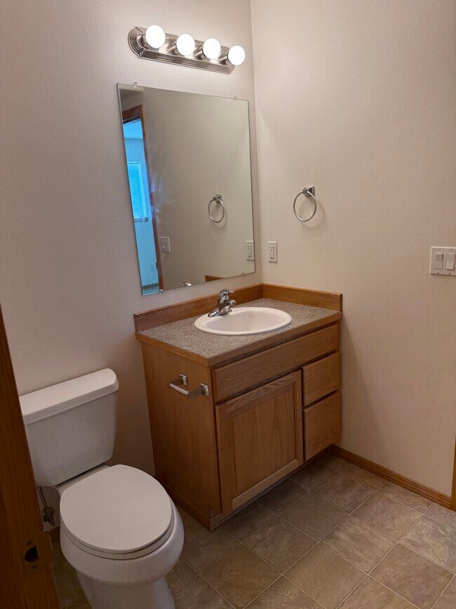 Foto del edificio - 1015 N Baker Ave